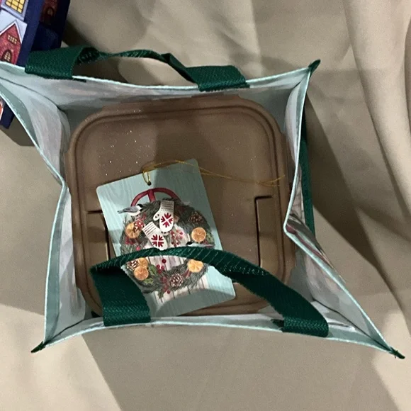 LocknLock Festive Holiday Gift Bags with Containers 4 sets - Picture 2 of 11